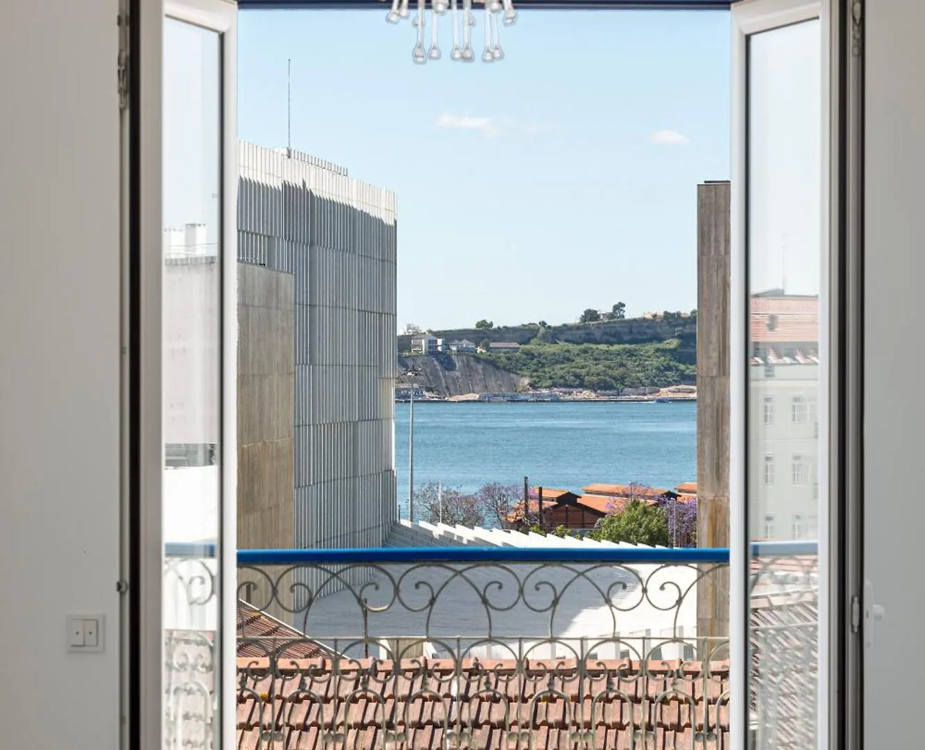 Joivy Modern Flat With River View Near Bica Elevator Lisboa 0*,  Portugália